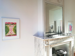 A fireplace with a mirror and a sculpture by Michael Jastram on it, to the left and the right of the fireplace two watercolorpainting in red and green. Anna Slobodnik, 2018. 