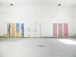 Big room with four blue-patterned wallpaper panels on the left and three pink-patterned wallpaper panels on the right. Anna Slobodnik 2015. 
