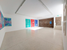 Exhibition view around the corner with a canvas frieze on the left, three tile paintings in the middle and a blue painting on the right. 