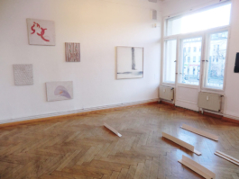 Big room with five paintings on a wall and five small sculptures on the floor. Galerie Pankow 2015. 