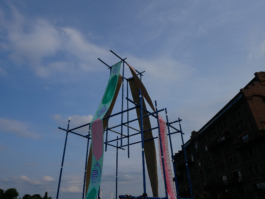 Green and red ornaments on paintings on a raft. 