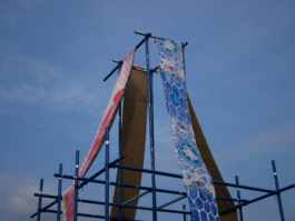 Upper part of the raft with blue and red ornaments on it. 