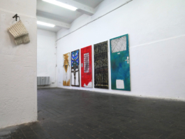 A picture from behin a column. You see five paintings of doors. Oil on canvas. 